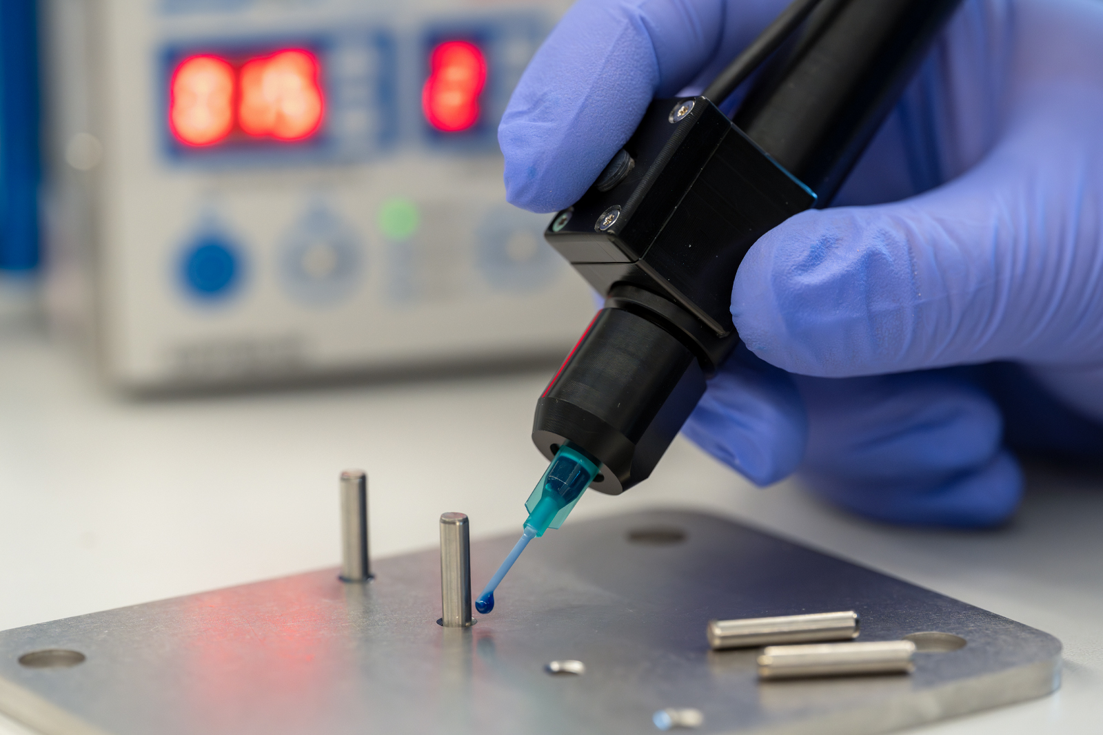 Dosiersystem beim Auftragen von Klebstoff für eine Metall-auf-Metall-Verbindung