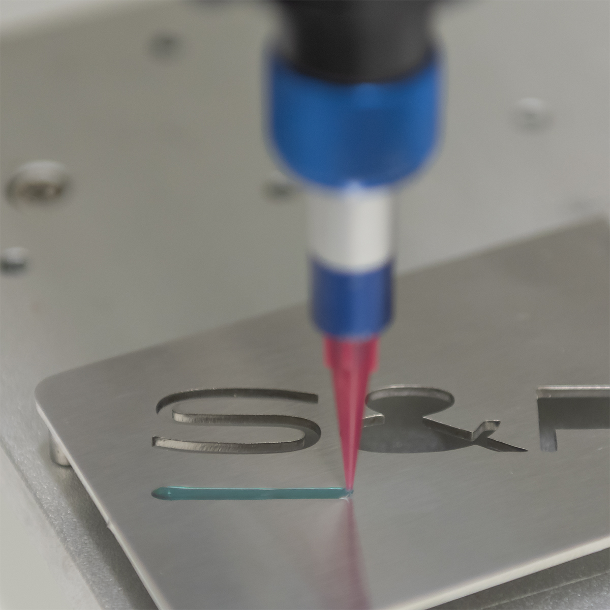 Anaerobe Klebstoffdosierung mit Dispenser