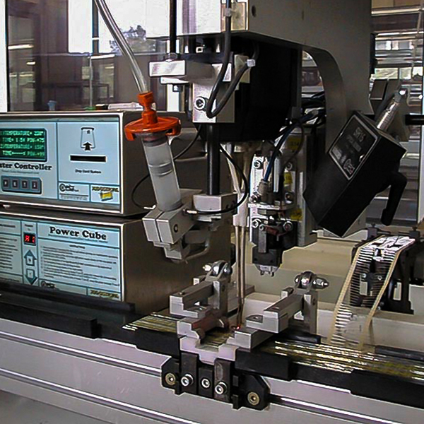 Lötanwendung mit Lotpastendosierung in der Elektronikfertigung