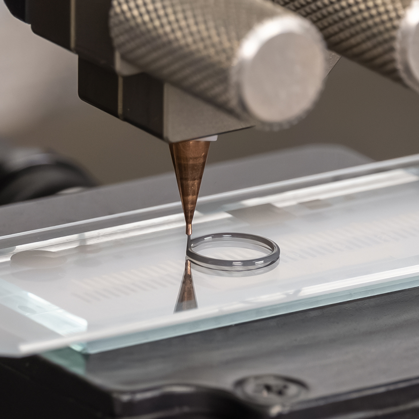 Präzise Kreisdosierung von Klebstoff auf einem Metallbauteil