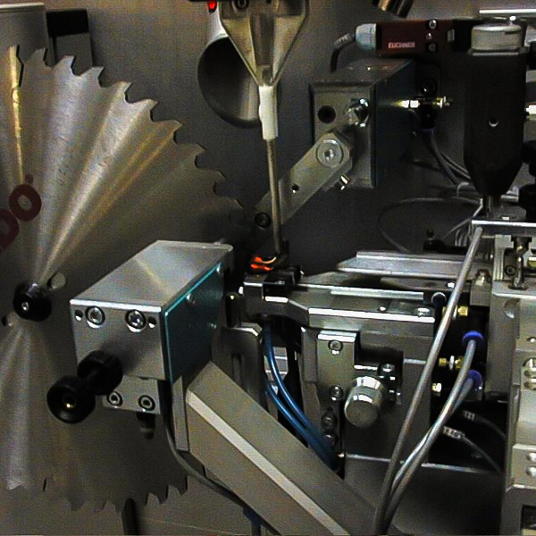 Auflöten von Hartmetallschneiden an ein Sägeblatt mit Induktion